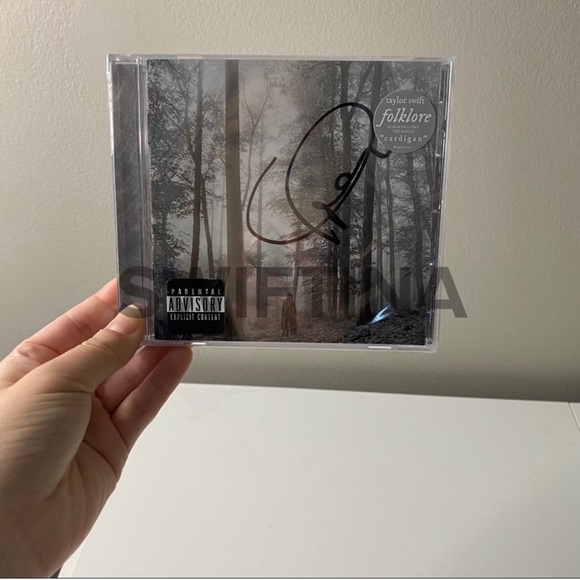 NWT TAYLOR SWIFT FOLKLORE SIGNED ALBUM - Picture 2 of 3
